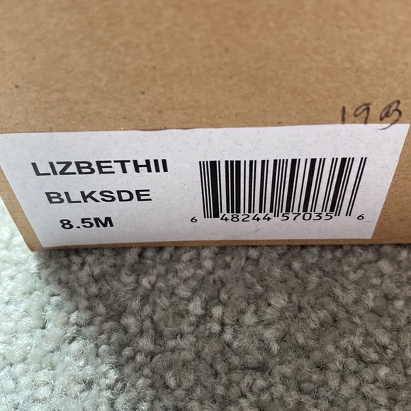 Me too LizbethII size 8.5 platform heels.   EUC - Picture 4 of 10